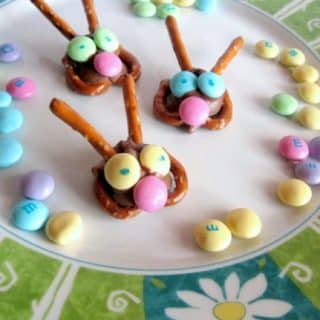 Easy Easter Bunny Pretzel Treats to Get the Kids in the Kitchen at B-Inspired Mama