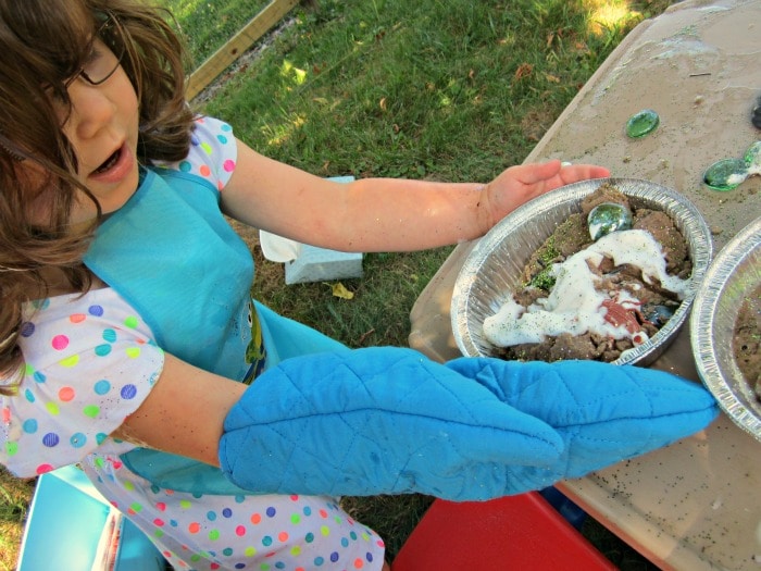 Transporting the Kids Mud Pie at the Messy Playdate at B-InspiredMama
