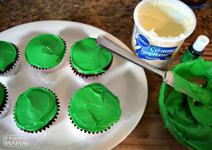 Frosting our Football Brownie Cupcakes with a Pillsbury Frosting - at B-Inspired Mama